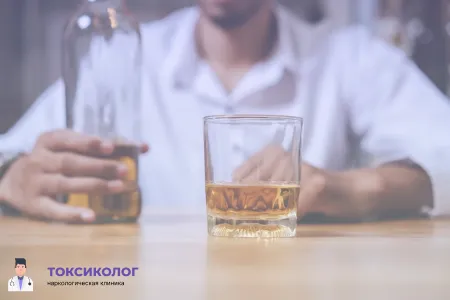 Человек с бокалом алкоголя, которому может потребоваться квалифицированная диагностика алкоголизма